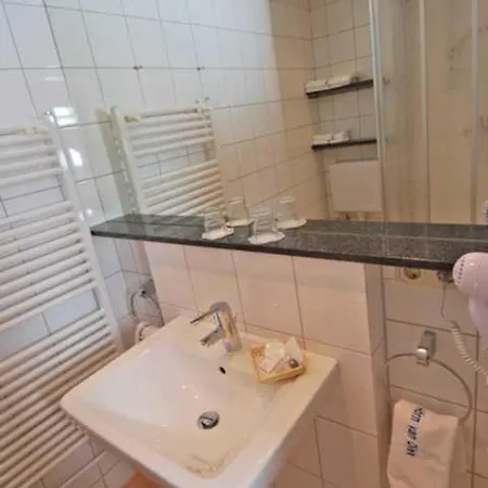 Wohlfuehlhotel Hoern Diek Garni Mit Schwimmbad فندق بينسيرسيال