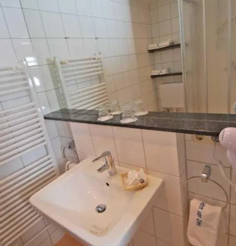 Wohlfuehlhotel Hoern Diek Garni Mit Schwimmbad Отель Бензерзиль